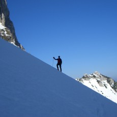 Aufstieg zur Ostschlucht des Koschutnikturmes, im Hintergrund die Vilce-Spitze
