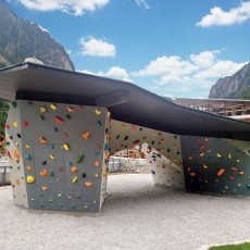 Im Außenbereich des Naturparkhause steht unter anderem eine Boulderanlage für Kinder