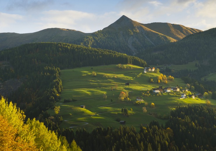 Lumkofel (2.287 m) mit der Ortschaft Tscheltsch
