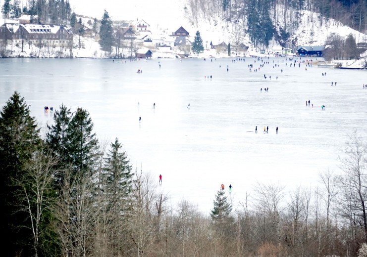 Der Lunzer See als Natureislaufbahn im Winter