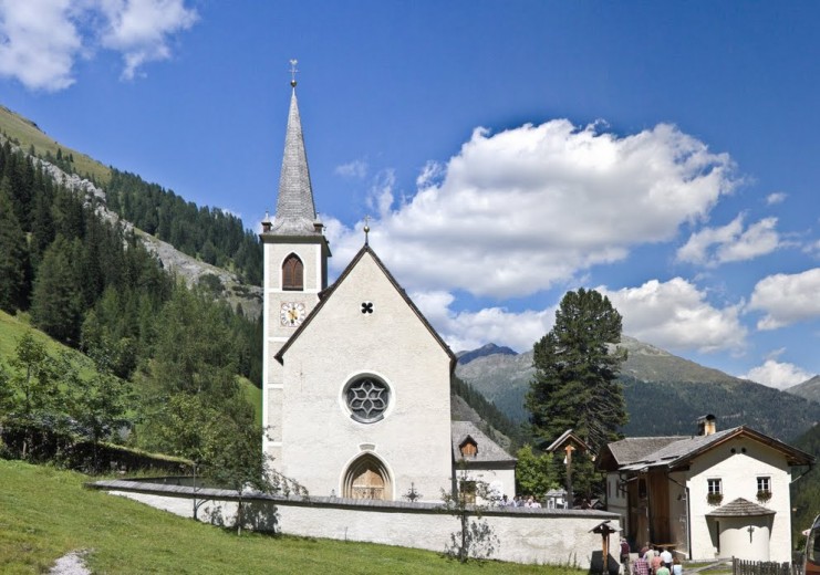 Die Walfahrtskirche Maria Schnee (erbaut 1660) im kleinen Weiler Kalkstein in 1640 m Höhe.
