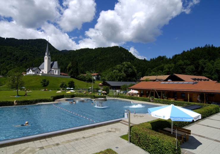 Schwimmbad  und Kirche Leonhardstein