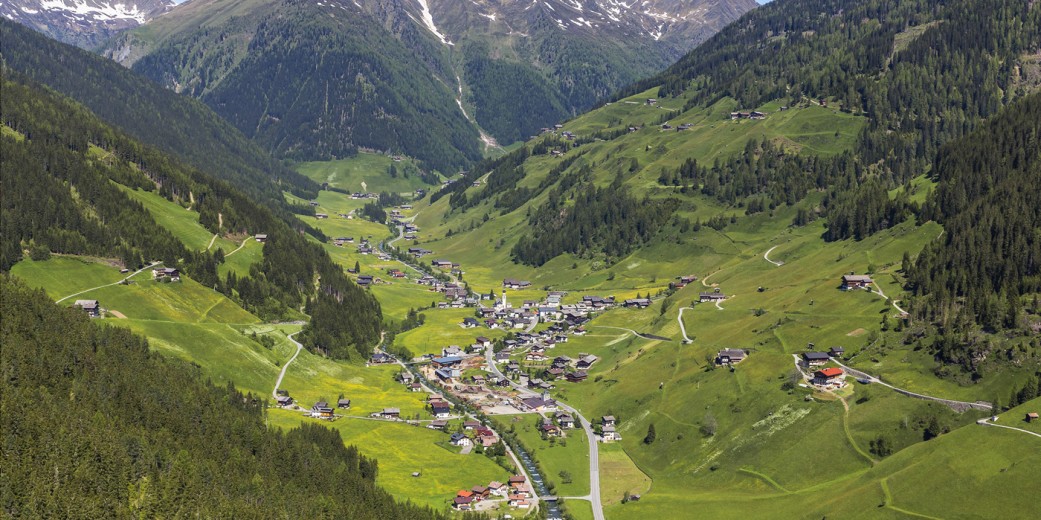 Panoramablick auf das Bergdorf Innervillgraten