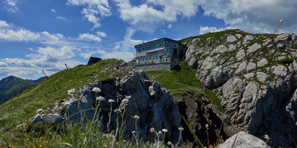 Die Berghütte Dom Zorka Jelinčiča (1.835 m) knapp unterhalb des Črna Prst-Gipfels (1.844 m).