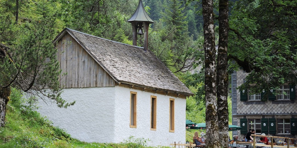 Blick auf die Marienkapelle und den Gastgarten
