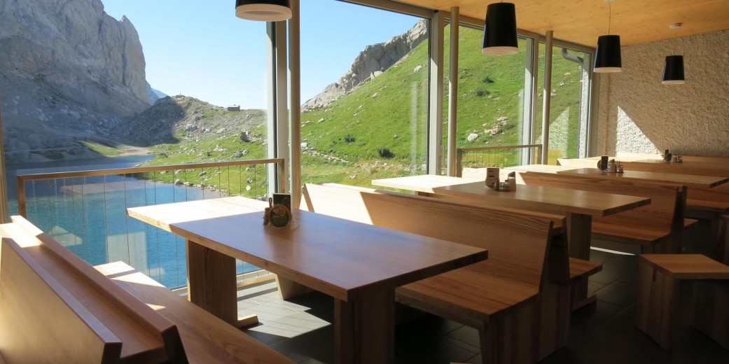 Der neu gestaltete Gastraum mit Seeblick