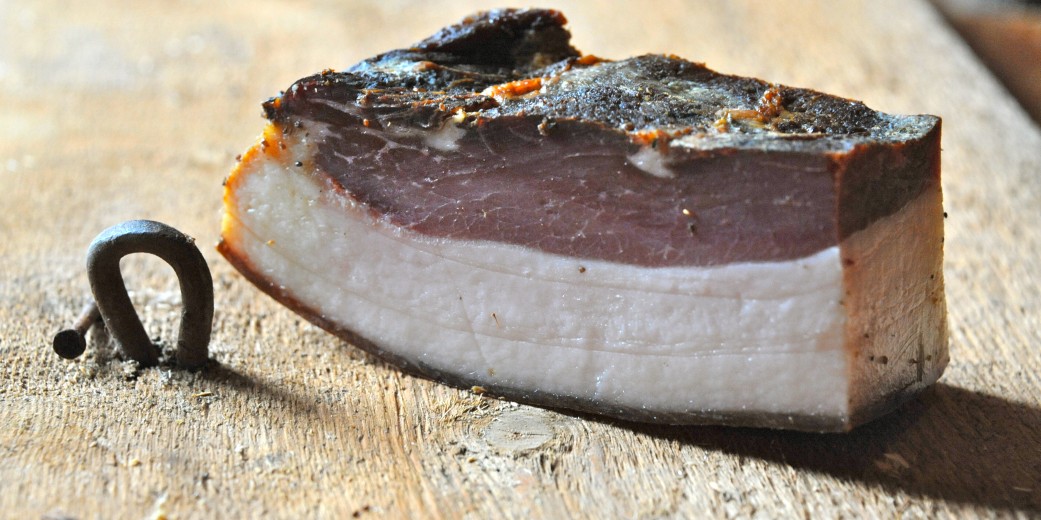 Lesachtaler Speck, auf Buchenholz geräuchert und mindestens 3 Monate gereift