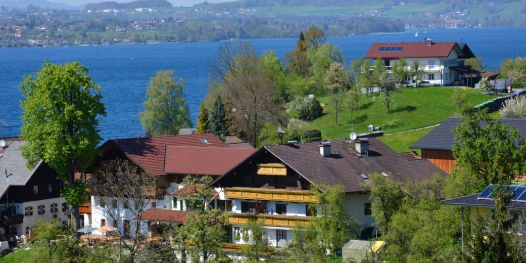 Die Mostschenke Grablerhof liegt oberhalb des Attersees