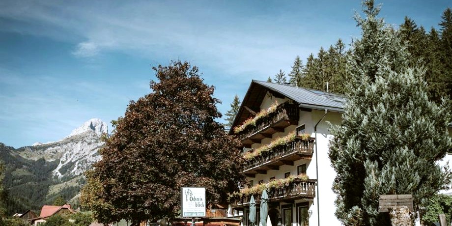 Der Gasthof mit dem Ödstein im Hintergrund