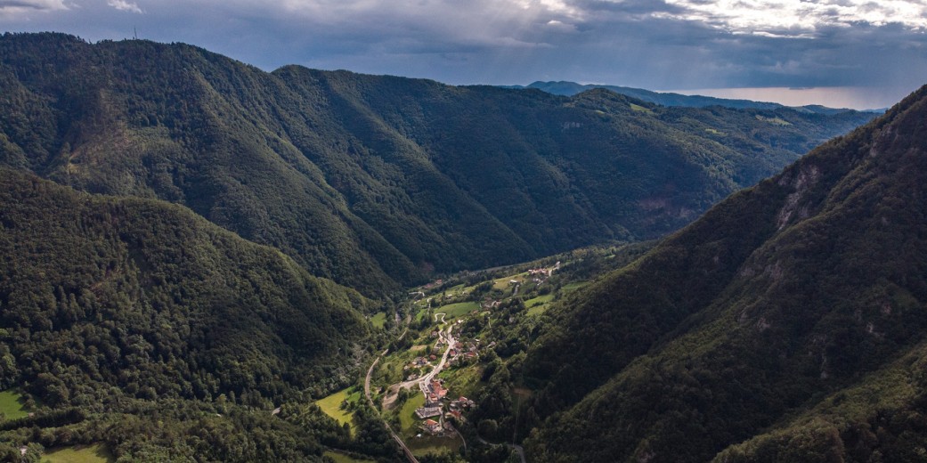 Baška grapa, Ort Grahovo ob Bači