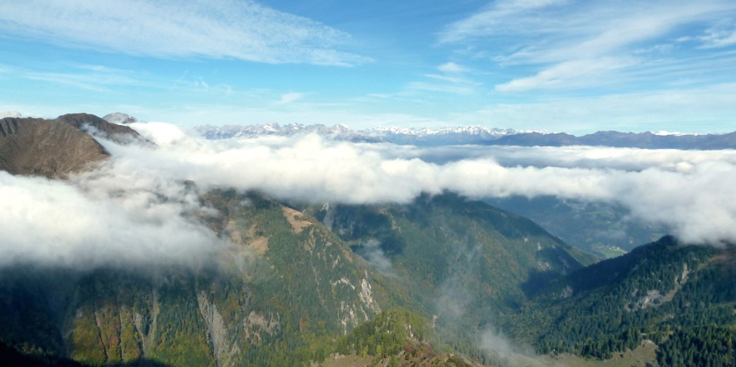 Unterwegs am Karnischen Höhenweg (403), Obere Bischofalm (rechts unten)