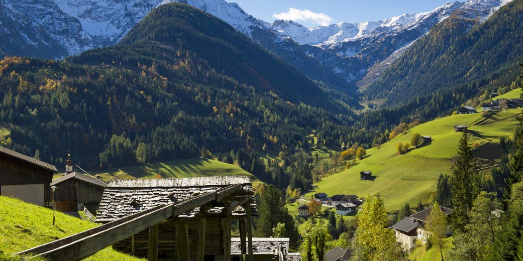 Wassermühlen in Maria Luggau mit Blick auf den Karnischen Hauptkamm