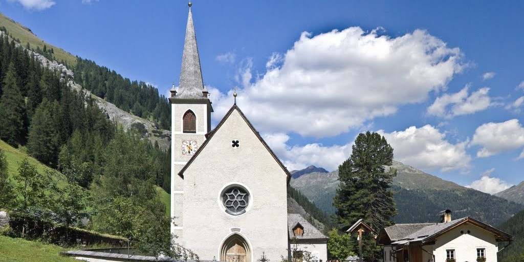 Die Walfahrtskirche Maria Schnee (erbaut 1660) im kleinen Weiler Kalkstein in 1640 m Höhe.