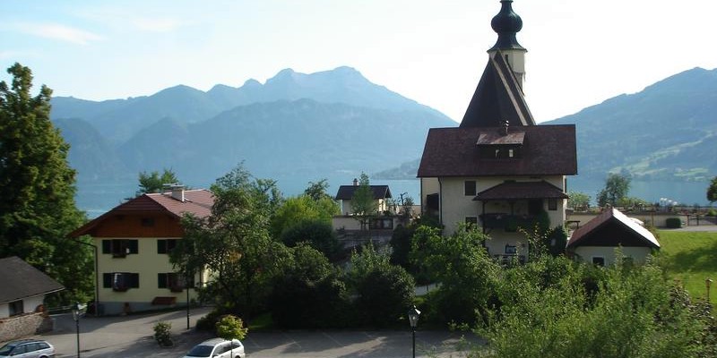Die Pension Reichl ist links im Bild