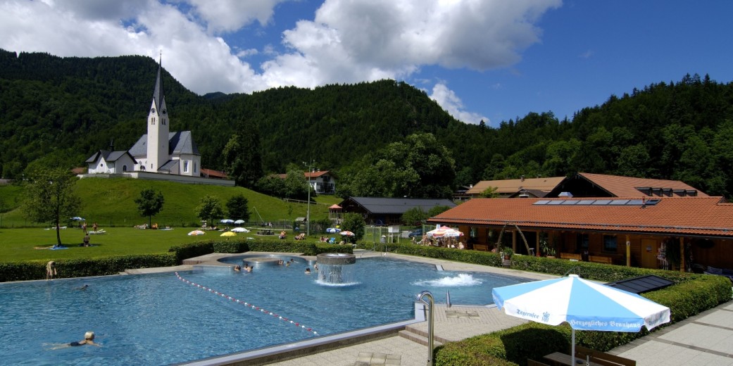 Schwimmbad  und Kirche Leonhardstein