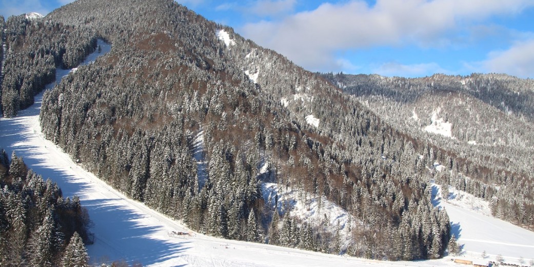 Übungsgelände und Gebäude der Skischule