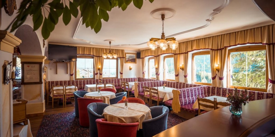 Der lichtdurchflutete Speisesaal des Hotel Zita