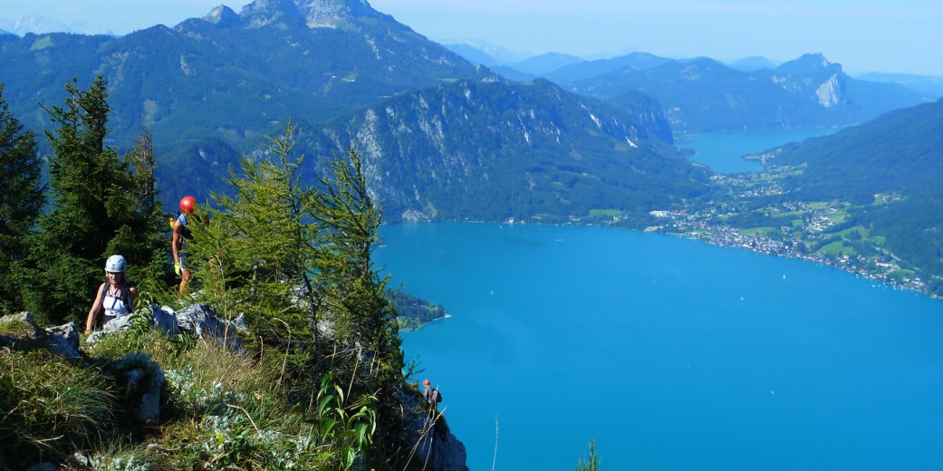 Ausstieg Madlgupf-Klettersteig mit Blick auf den Attersee und den Mondsee