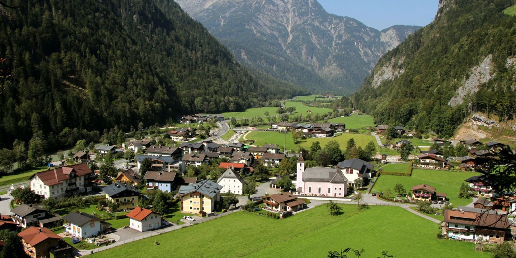Blick auf Weißbach, Oberweißbach mit der Pfarrkirche