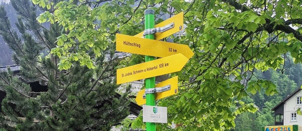 Der neue Schilderbaum im Bergsteigerdorf Weißbach bei Lofer