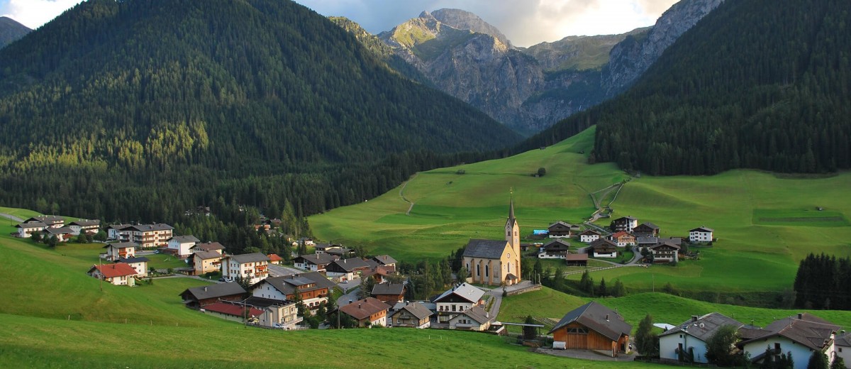 Die Ortschaft Kartitsch unterhalb der Karnischen Alpen