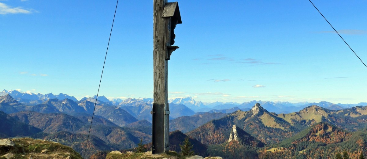 Blick vom Gipfelkreuz des Setzbergs (1.706 m)
