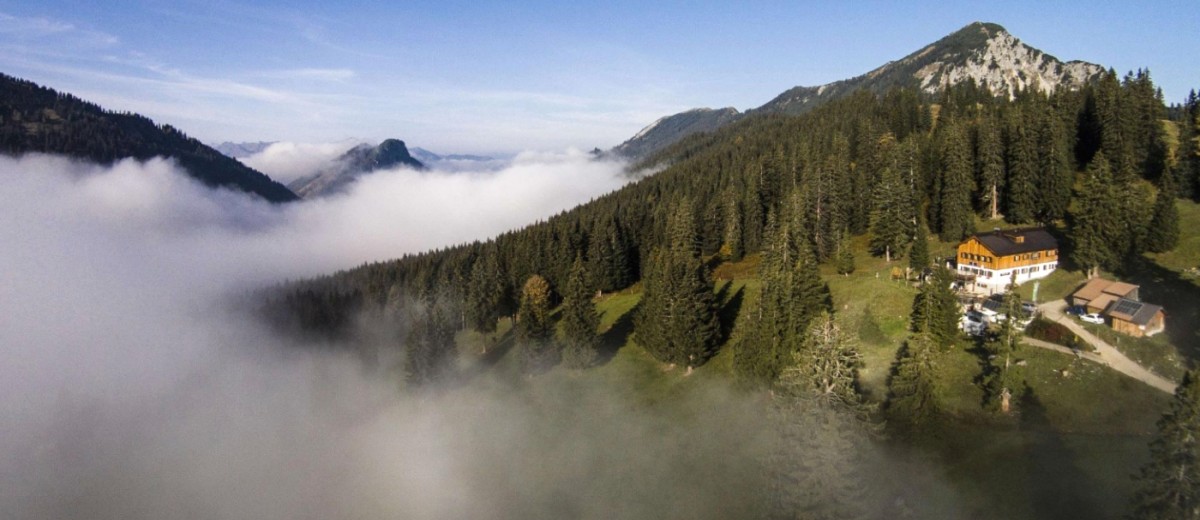 Die 1.475 Meter hoch gelgene Gufferthütte in Tirol ist das Etappenziel am ersten Tag