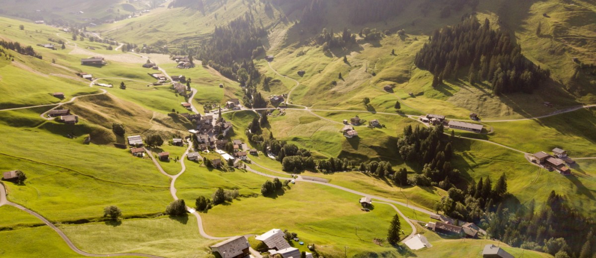 Weit im Tal verstreut liegen die Häuser der Walsersiedlung St. Antönien.