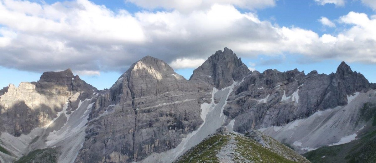 Blick vom Gipfel der Gargglerin auf Gschnitzer Tribulaun (2.946 m) und Pflerscher Tribulaun (3.097 m)