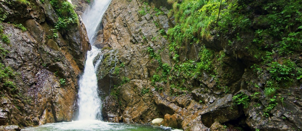 Der romantisch versteckte Wasserfall in Berg