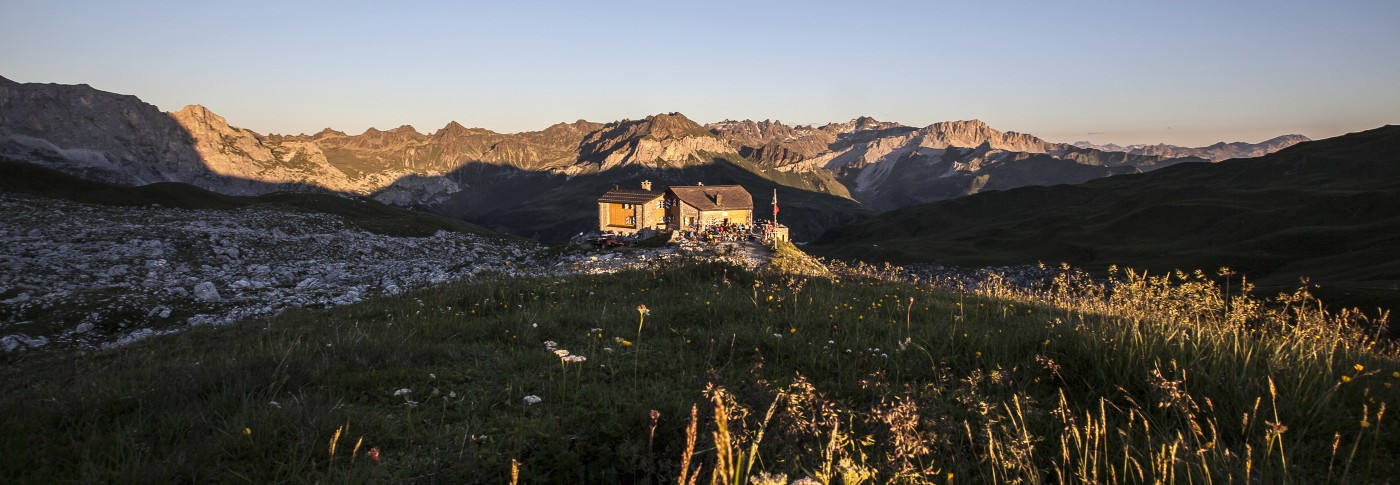 Die Carschinahütte SAC in der Abendsonne. 