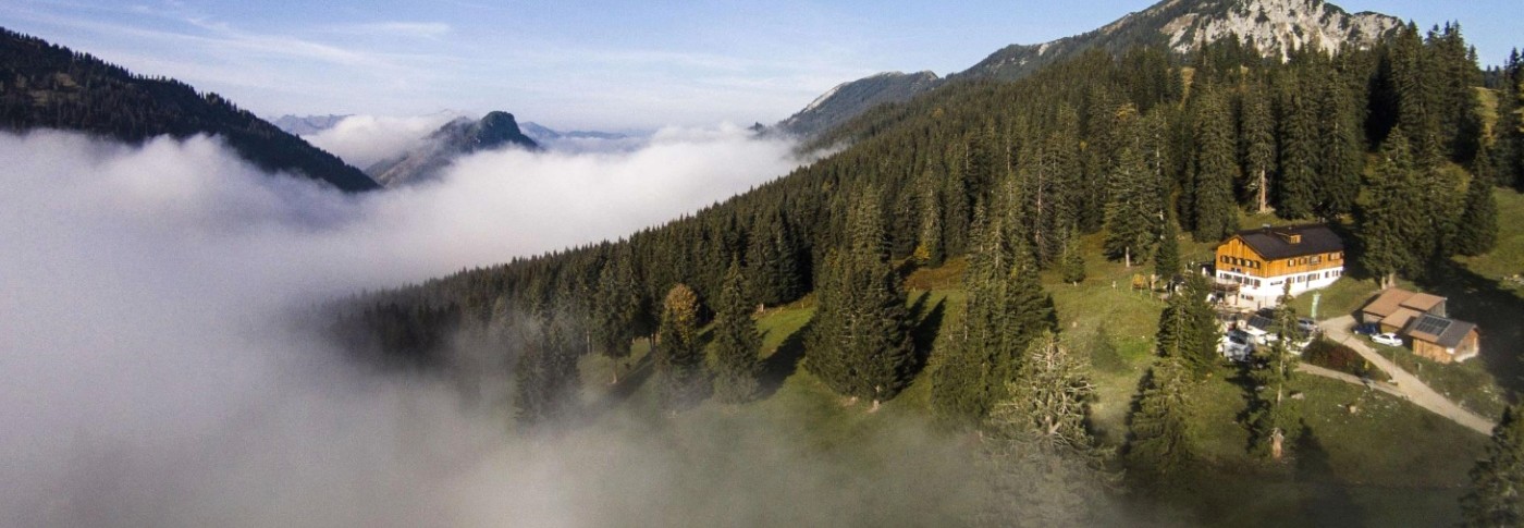 Die 1.475 Meter hoch gelgene Gufferthütte in Tirol ist das Etappenziel am ersten Tag