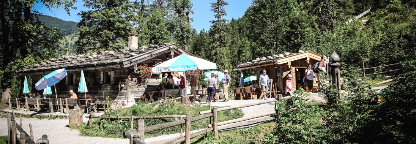 Siebenhütten liegt zwischen Bach und Bergen inmitten saftiger Wiesen und ist ohne große Anstrengungen zu erreichen. 