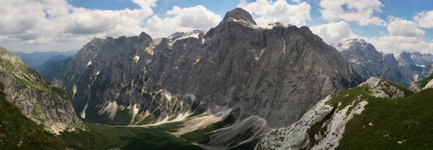 Panoramablick auf das Vrata-Tal mit der Triglav-Nordwand. Rechts, nach dem Luknja-Pass, steigt das Trenta-Tal ab. 