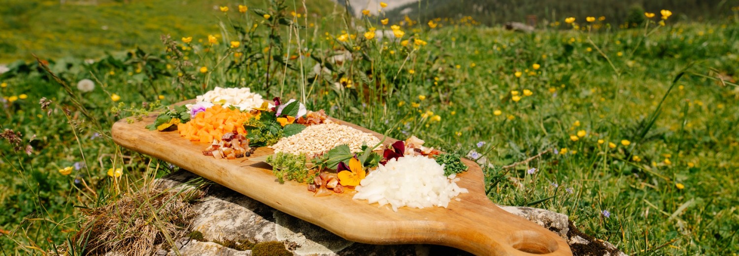 Jause auf der Kalbrunnalm im Bergsteigerdorf Weißbach bei Lofer