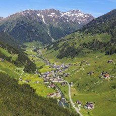 Panoramablick auf das Bergdorf Innervillgraten