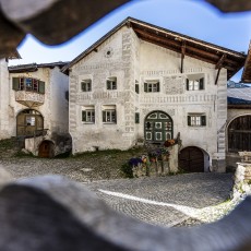 Blick auf ein typisches Engadiner Haus