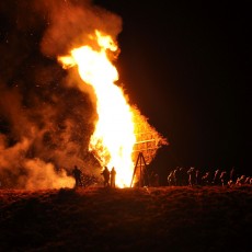 Eine brennende "Femenate", dieser Brauch geht auf keltische Ursprünge zurück.