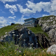 Die Berghütte Dom Zorka Jelinčiča (1.835 m) knapp unterhalb des Črna Prst-Gipfels (1.844 m).