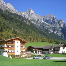 Die Alfaier Bergheimat im Vordergrund, im Hintergrund der Alfaierhof