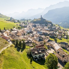Blick auf Ardez mit seiner markanten Ruine Steinsberg