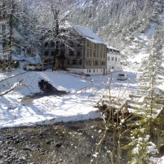 Der winterliche Alpengasthof Bad Rothenbrunnen im Gadental