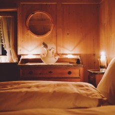 Das Nostalgiezimmer mit romantischem Kerzenlicht lädt zum Träumen ein