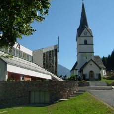 Die neue Pfarrkirche und St. Ulrich mit Friedhof