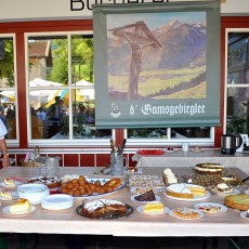 Zu einem gelungenen Dorffest "d’Gamsgebirgler“ gehört auch das Kuchenbuffet. Auch wenn es sich recht schnell leert.