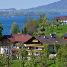 Die Mostschenke Grablerhof liegt oberhalb des Attersees