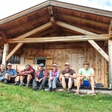 Verdiente Pause bei einer Almhütte