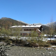 Das Gästehaus liegt an der Weißach. Ende April kann noch etwas Schnee liegen.