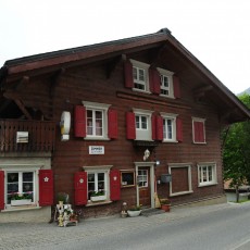 Im Dorfkern St. Antöniens liegt das Berggasthaus Gemsli