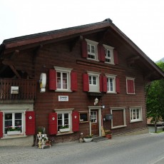Im Dorfkern St. Antöniens liegt das Berggasthaus Gemsli
